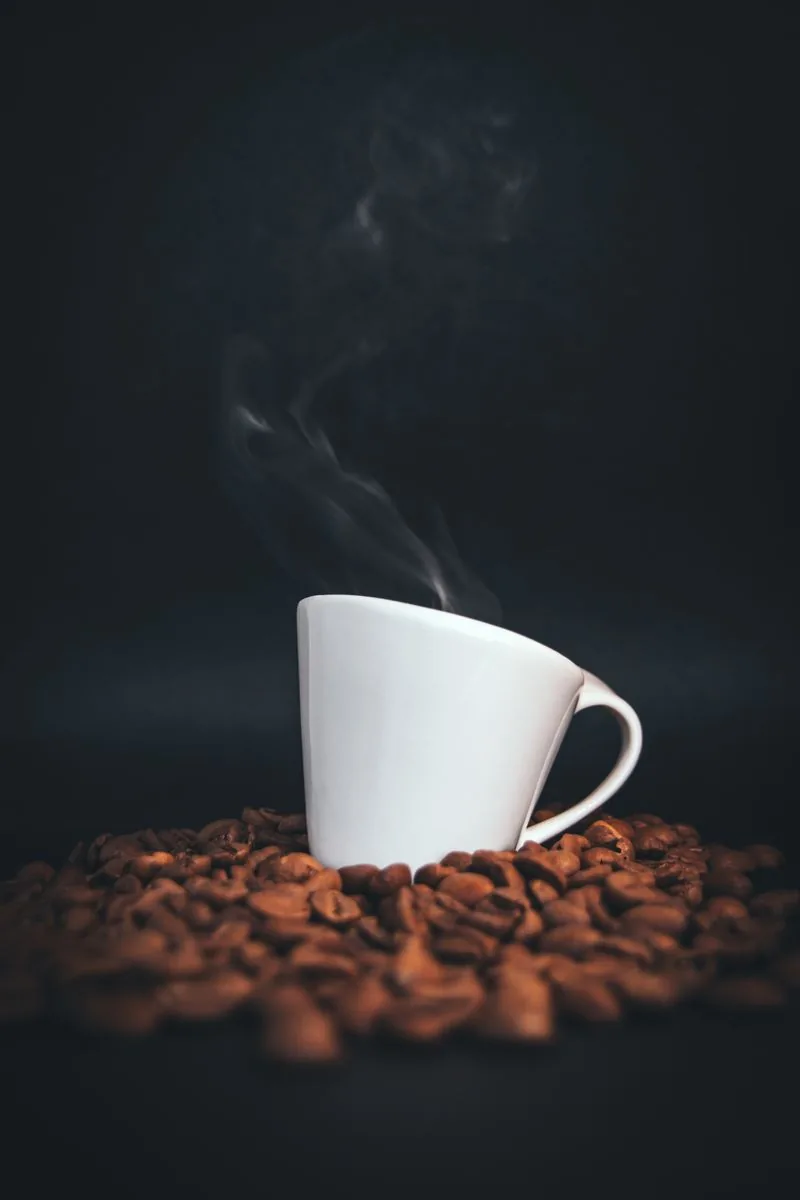 Barista süt döküyor